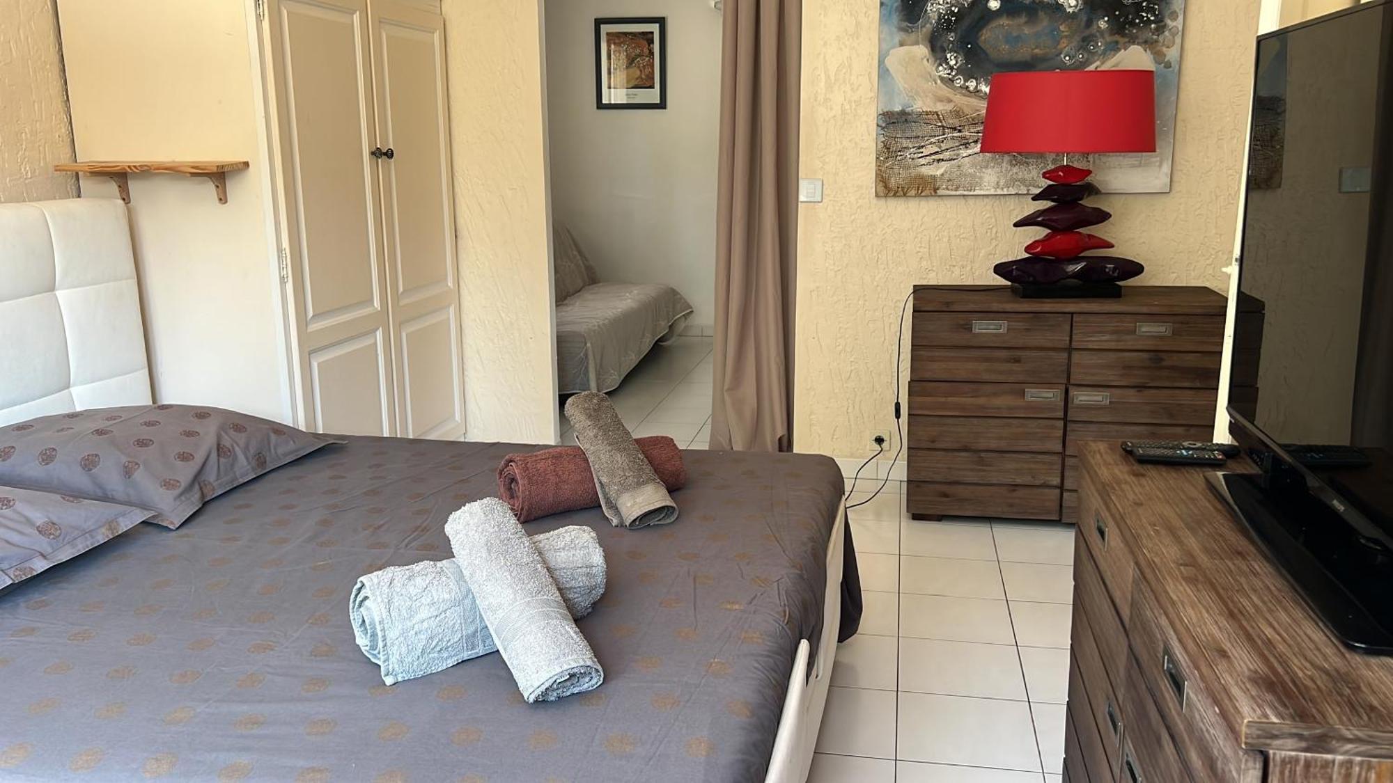 Bed and breakfast L'oasis-LES ISSAMBRES Extérieur photo